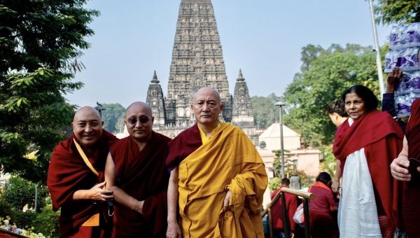 Kyabgön Gyaltsab Goshri Rinpoche Pays Homage at the Mahabodhi Stupa